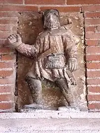 Statue de pèlerin au-dessus de l'entrée de église