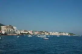 Ischia Ponte, lorsque Ripley et Philippe arrivent à Mongibello (avec la maison de Marge tout à gauche).