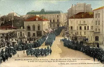 Mont-de-Marsan pendant la Première Guerre mondiale : remise de décorations et défilé des troupes du 34e régiment d'infanterie.