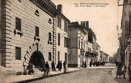 Photo ancienne de la prison et du palais de justice.