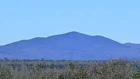 Vue de la montagne Merrill depuis le chemin de la Rivière-Bergeron, à Piopolis, à l'ouest.