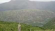 Une montagne dans la brume