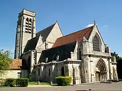 L'église depuis le nord-ouest. La partie du XIIe&nbsp;siècle est couverte de tuiles.