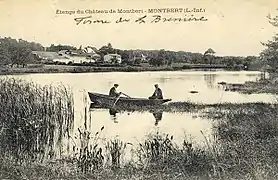Photographie en noir et blanc d'un grand plan d'eau sur lequel vogue une barque.