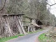 Bâtiment principal et chemin d'accès aux bâtiments annexes