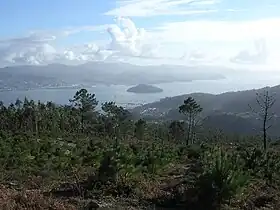 Vue de la ria de Pontevedra du mont Castrove, avec l'île de Tambo au milieu de la ria.