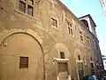 Façade côté rue : les fenêtres médiévales au 1er étage, et les anciennes arcades sur la rue (bouchées)