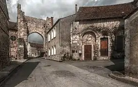 La porte Roland à gauche, le corps des gardes à droite.