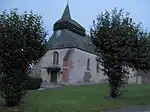 L'église est en léger surplomb par rapport à la rue.