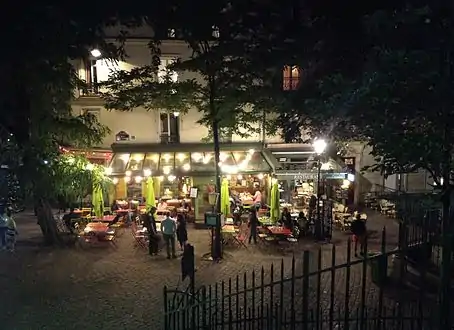 Bas de l'escalier de la rue Maurice-Utrillo.