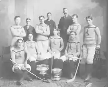 Photographie en noir et blanc d'une équipe de hockey sur glace dans un salon