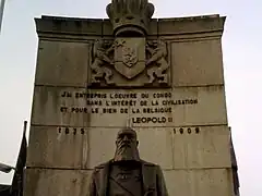 Monument à Arlon avec la citation suivante de Léopold&nbsp;II : « J'ai entrepris l’œuvre du Congo dans l'intérêt de la civilisation et pour le bien de la Belgique ».