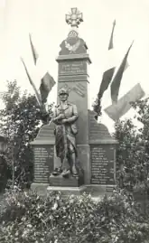La statue d'un poilu sur le monument de Ligny-Thilloy.