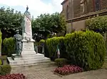 Le monument aux morts, derrière l'église.