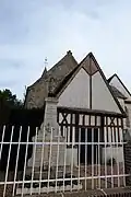 Le monument aux morts devant le caquetoire.