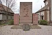 Le monument aux morts des deux guerres mondiales et de la guerre d'Algérie.