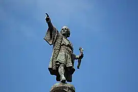 Détail de la sculpture au sommet de la Colonne Christophe Colomb de Barcelone.