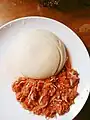 Monyo ou Moyo avec des frétins accompagné de la pâte de maïs.