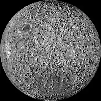 La face cachée n'a presque pas de mers et est de couleur grise presque uniforme, parsemée de plus de cratères.