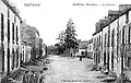 Moréac ː rue principale et calvaire au début du XXe&nbsp;siècle (carte postale).