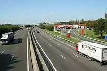 Une station-service au bord d'une autoroute.