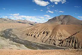 Formations naturelles de roches et de sable.