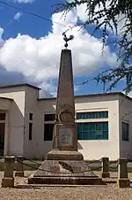 Le monument aux morts près du foyer municipal (août&nbsp;2011)
