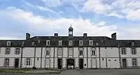 Façade est de la cour d'honneur.