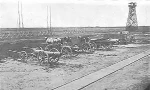 Vue général du train de voitures d'un mortier de 280&nbsp;mm en position de transport.