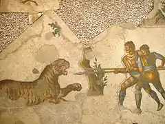 Mosaïque du Ve&nbsp;siècle représentant un tigre en prise avec deux piquiers.
