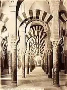 Salle hypostyle intérieure de prière. Mosque of Córdoba by Juan Laurent, c. 1866-1867, Department of Image Collections, National Gallery of Art Library, Washington, DC