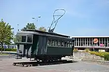 Ancien tramway à crémaillère exposé devant la gare SNCF