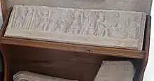 Photographie en couleur d'un bas-relief.