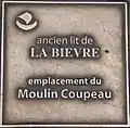 Plaque située au N°26 de la rue.