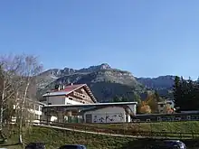 Le groupe scolaire des Laiches devant le Roc Cornafion.