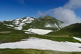 Vue des monts Ryōun (à droite) et Hokuchin (à gauche) depuis l'est.