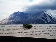 Mémorial en granite avec le nom des victimes.