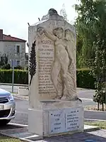 Le monument aux morts sur la place du village (sept.&nbsp;2012)
