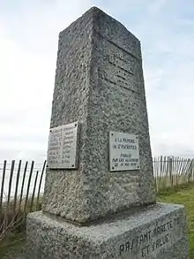 Le monument en mémoire des 17 fusillés du 15 mai 1944 2.