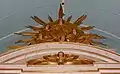 Fronton courbe et gloire couronnant le retable.
