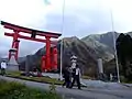 Le torii à l'entrée du sanctuaire du mont Yudono.