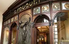 Au no 6, façade de la boutique du bijoutier Georges Fouquet conçue en 1901 par Mucha, Paris, musée Carnavalet.