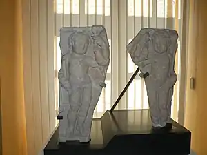 Fragments de sarcophage d'un enfant, marbre italien du IIIe&nbsp;siècle.
