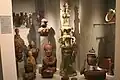 Vitrines de diverses céramiques dont un épi de faîtage.