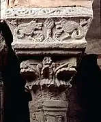 Chapiteau de la crypte Saint-Oyand à Grenoble (haut Moyen Âge), corbeille à décor végétal et tailloir à décor animal.