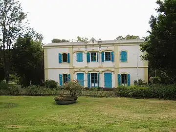 Façade est de la maison des maîtres.