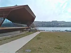 Terrasse du musée face au lac de Paladru.