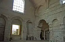 Comme les murs, les arcs sont en briques et pierres alternées.