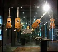 Guitares du XVIIe&nbsp;siècle avec au second plan celles de la famille Voboam.
