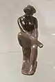 Statuette de femme assise jambe repliée, 1900.
